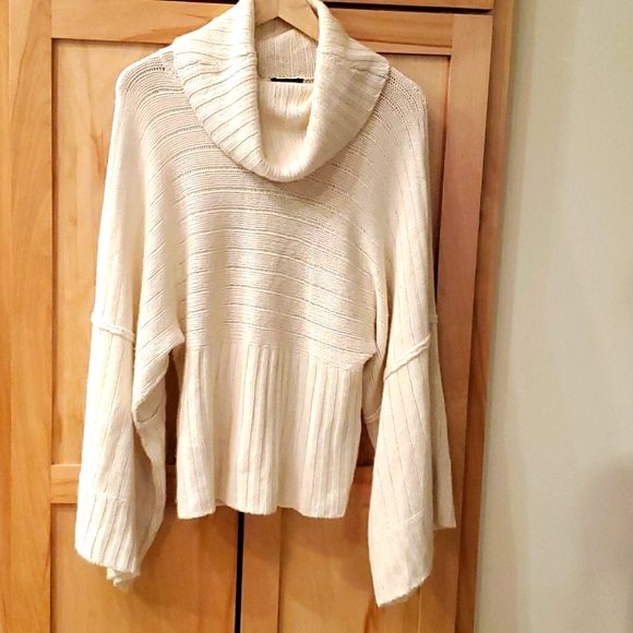 Calvin Klein Sweaters - Gorgeous Cream Colored Calvin Klein Sweater